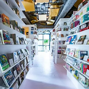 Manga Art Hotel, Hostal